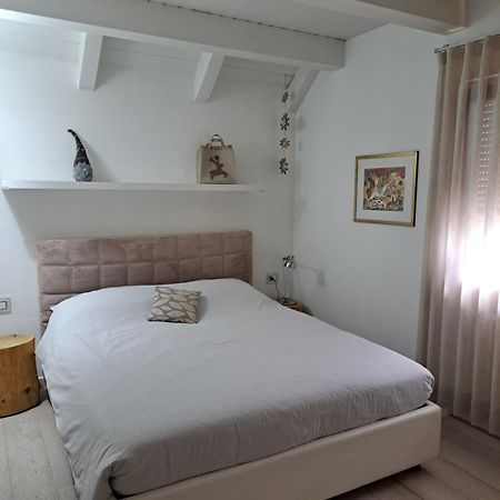 Home White Лаивес Екстериор снимка
