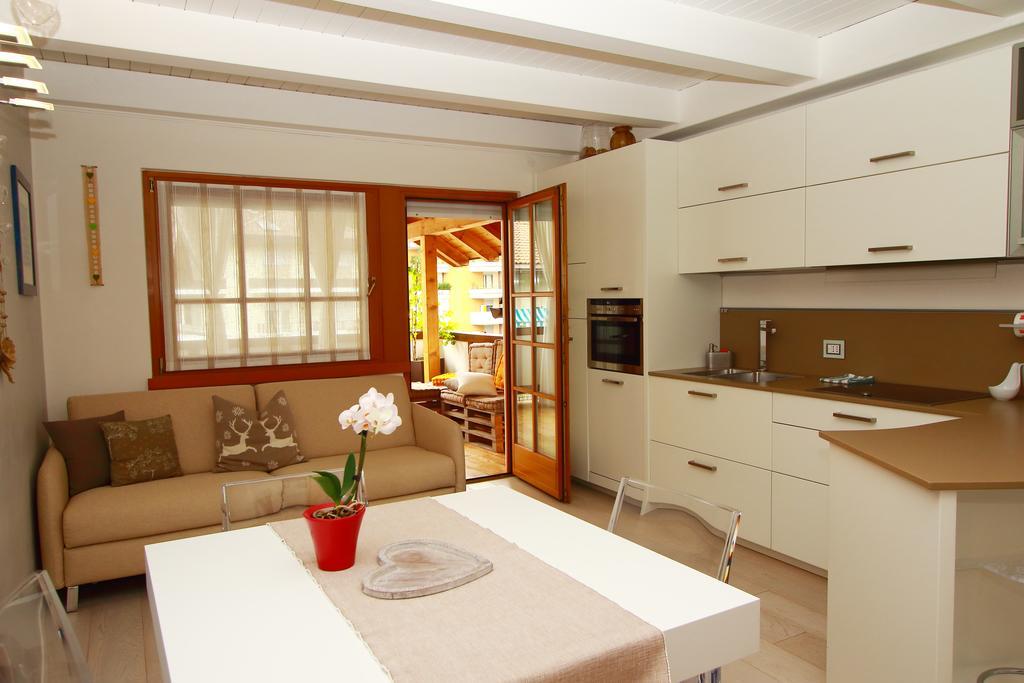 Home White Лаивес Екстериор снимка