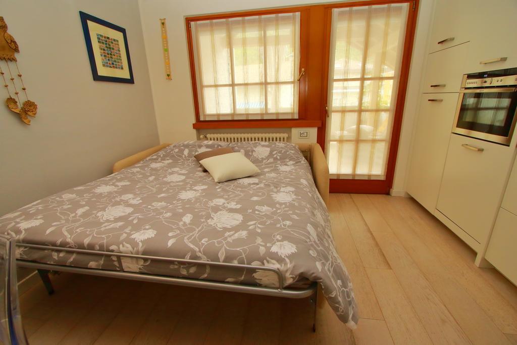 Home White Лаивес Екстериор снимка