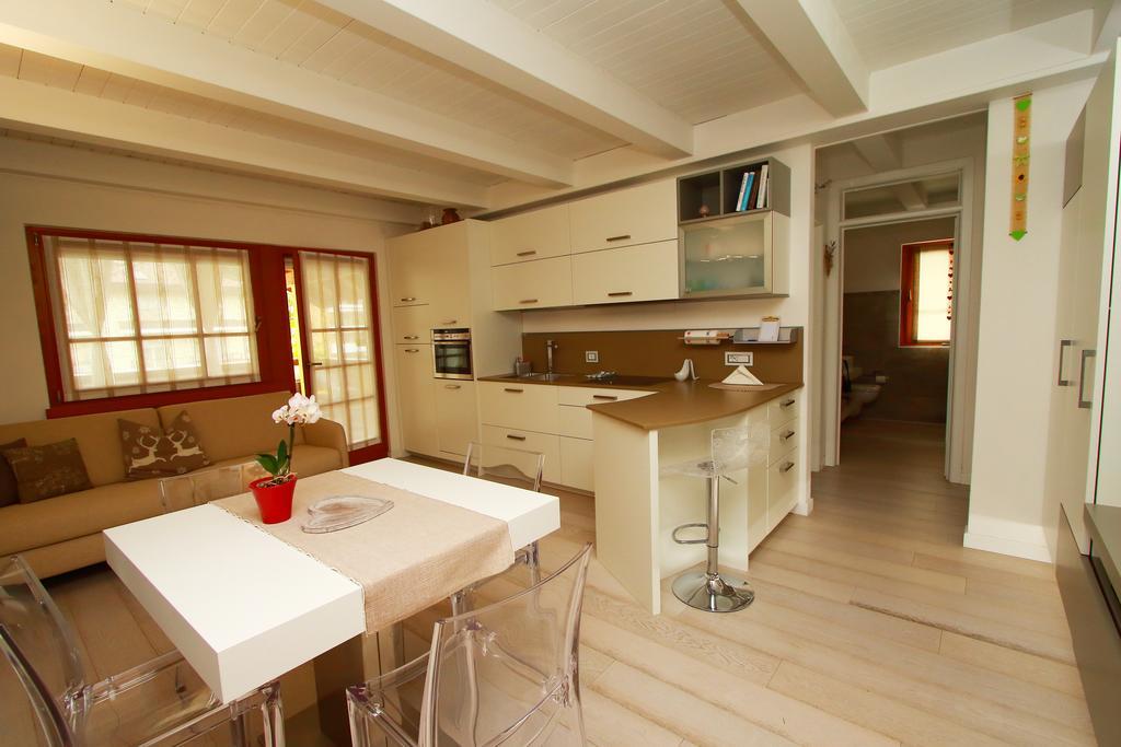 Home White Лаивес Екстериор снимка