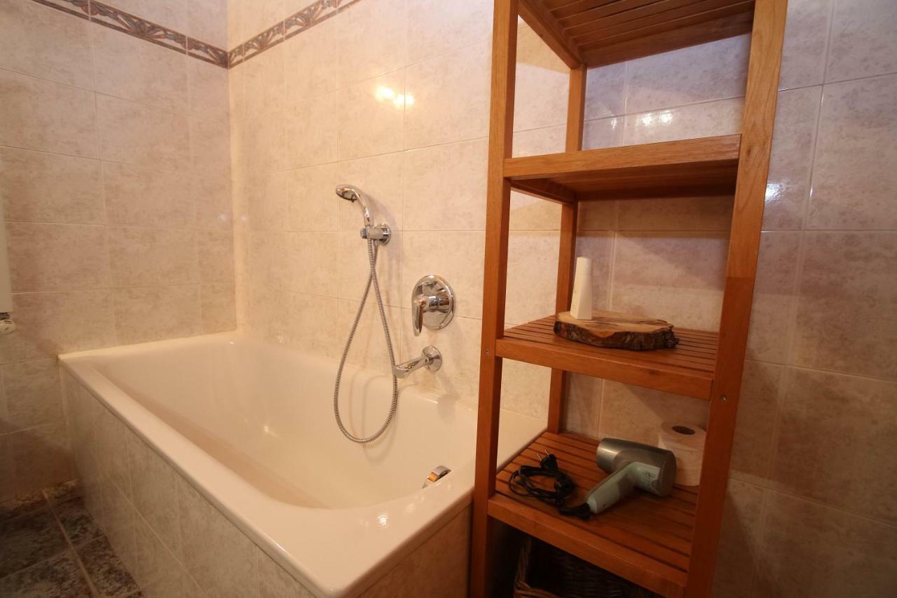 Home White Лаивес Екстериор снимка